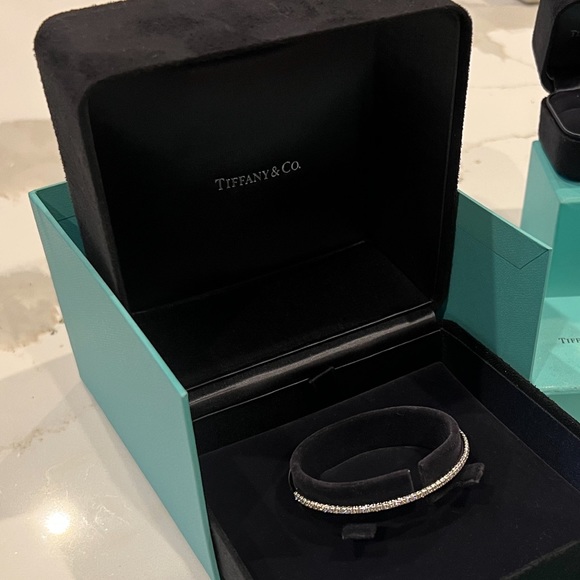 Tiffany & Co Hinged Bangle,18k White Gold and Diamonds, with presentation Boxes - Picture 8 of 8